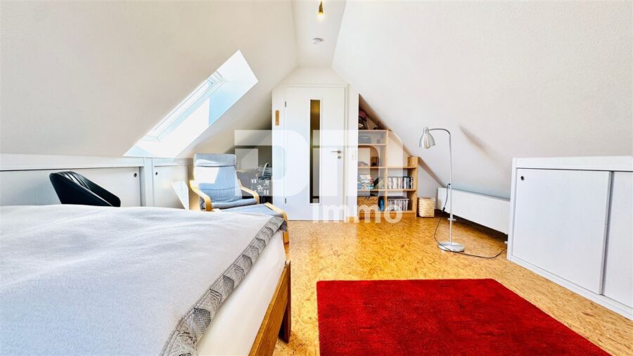 Modernes Familienglück nahe KfW 55-Standard mit Terrasse, Carport und Parkplatz - DG Ausgebauter Dachboden / Zimmer